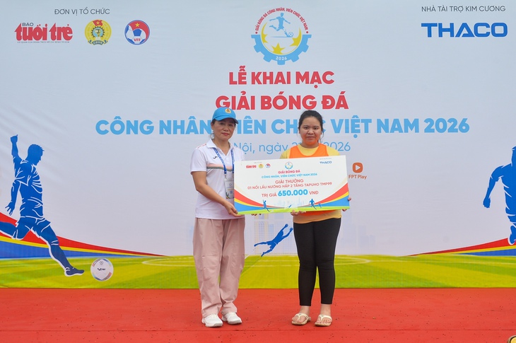 Đi xem bóng đá, cô sinh viên bất ngờ được nhận thưởng