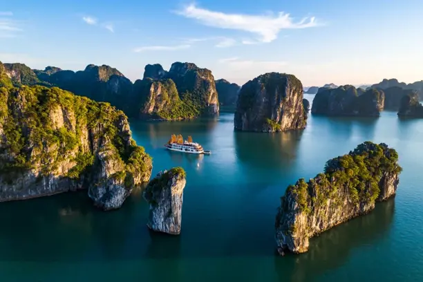 Vẻ đẹp nên thơ của một hải trình trong lòng di sản thiên nhiên Việt Nam. (Ảnh: CTV/Vietnam+)