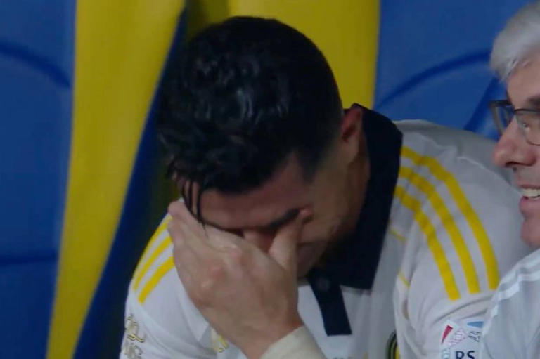 Cristiano Ronaldo rompe a llorar mientras Sadio Mané le ayuda a poner fin a la espera.