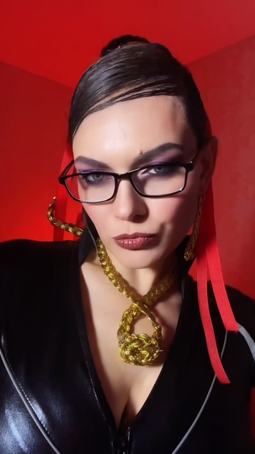 Trying the Bayonetta make up and cosplay
