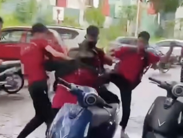 Ba nam thanh niên lao vào hành hung một người giữa đường ở Hà Nội