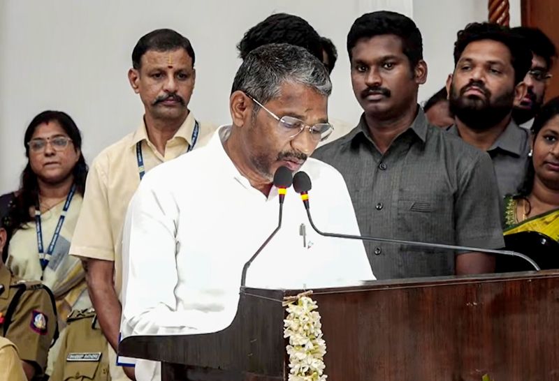 DMK leader’s ‘bent coconut tree’ jibe draws sharp retort from VCK