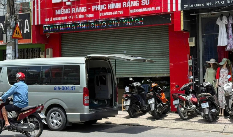 TPHCM: Cảnh sát xuất hiện tại loạt phòng khám nha khoa liên quan vụ ly hôn nghìn tỷ