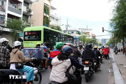 Trên đường Đinh Bộ Lĩnh, đoạn từ cầu Bình Triệu hướng về trung tâm Thành phố, thường xuyên đông nghẹt, phương tiện nối đuôi nhau di chuyển chậm. (Ảnh: Tiến Lực/TTXVN)