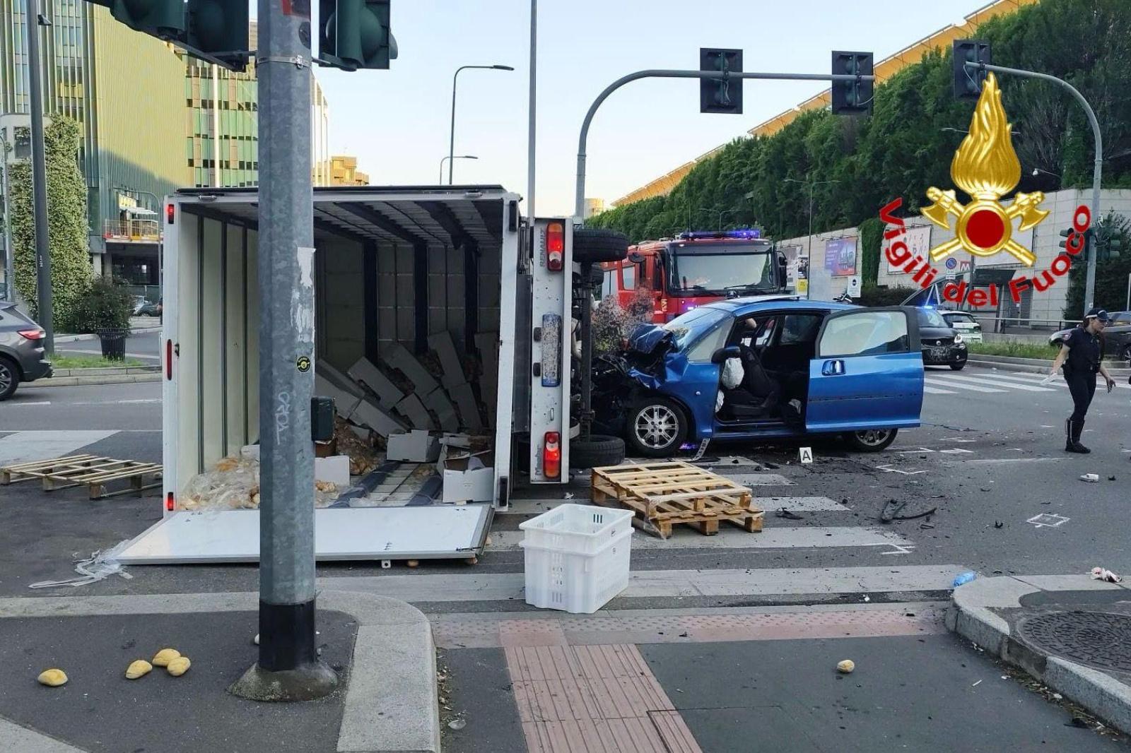 Scontro fra un’auto e un furgone in viale Scarampo: ferito conducente ...