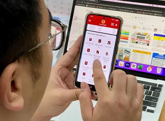 Theo lãnh đạo Cục Thuế, người dân có thể vào eTax Mobile để tra cứu thông báo về nợ thuế, tạm hoãn xuất cảnh - Ảnh: NAM TRẦN