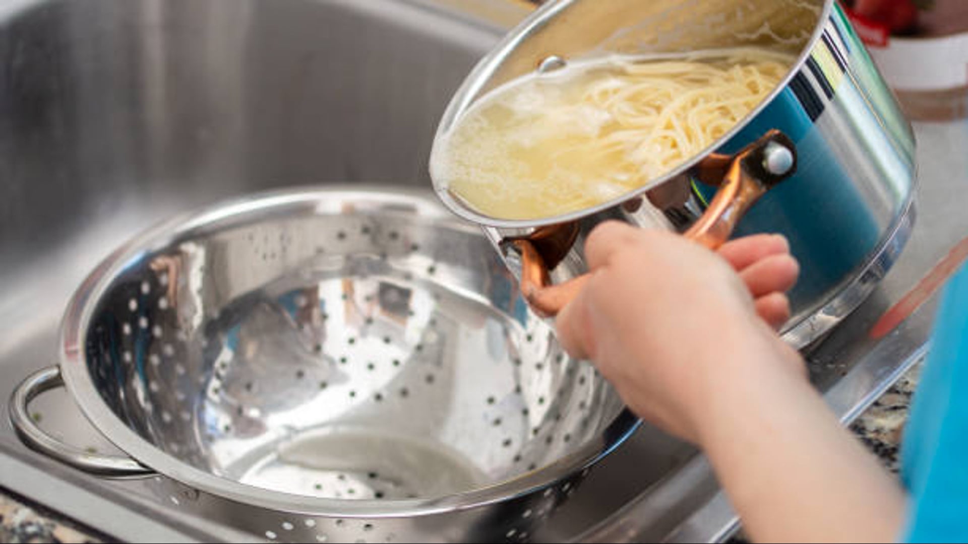 Scaricare nel lavandino l’acqua bollente rovina le tubature?