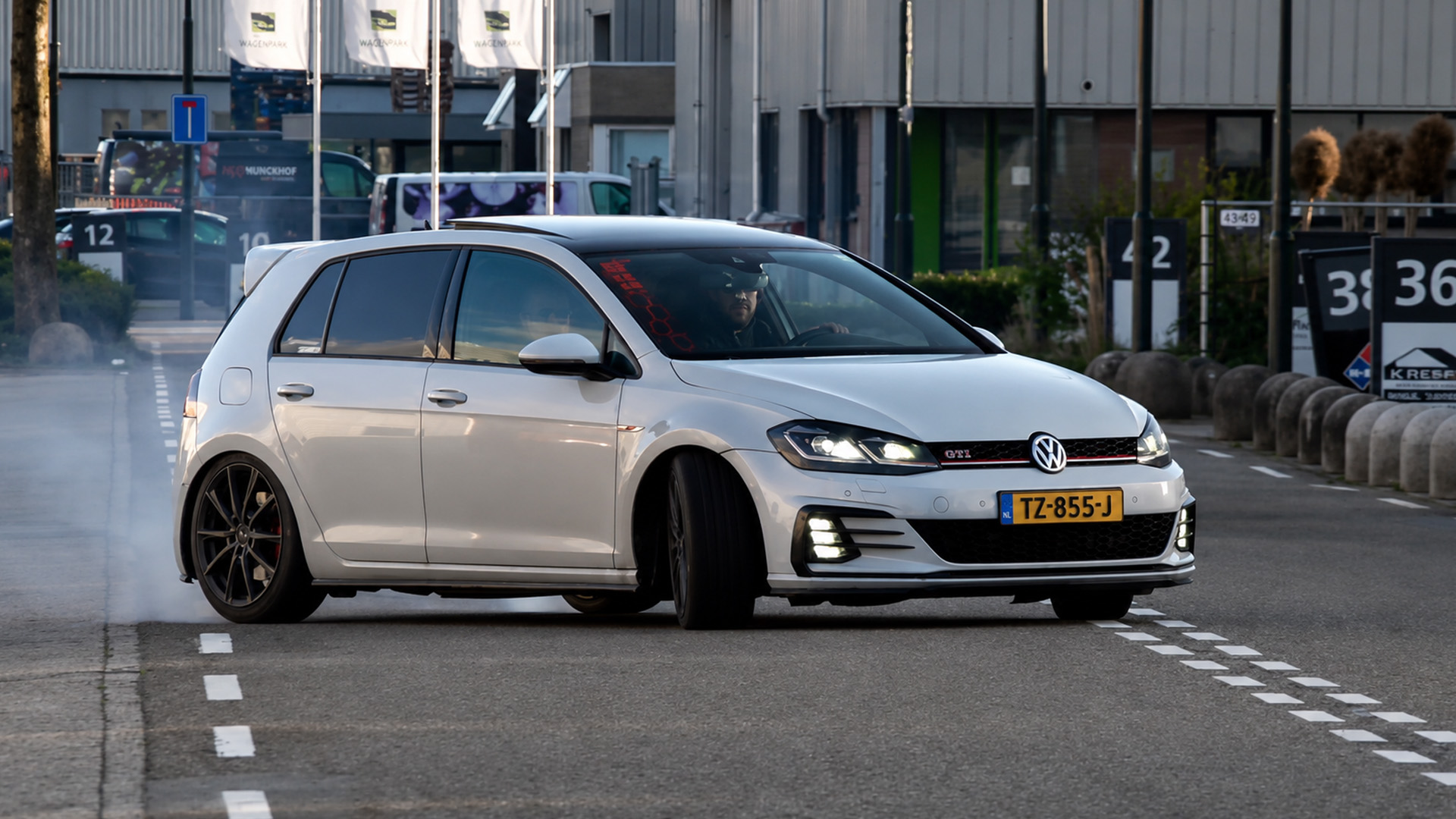 Volkswagen Golf GTI loses control during drift