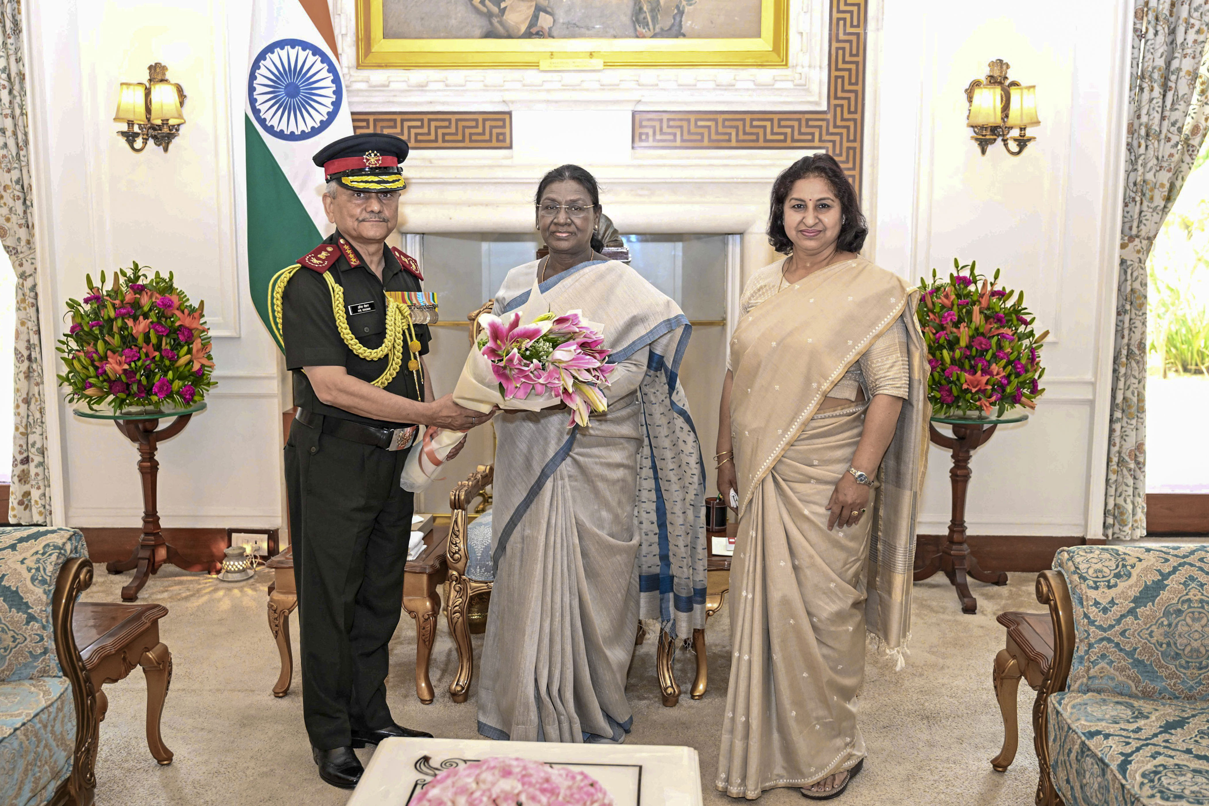 Outgoing CDS General Anil Chauhan calls on President Murmu