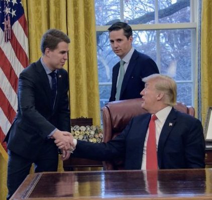 Taylor, a la izquierda, dice que su antiguo jefe, Trump, tiene un apetito insaciable de poder (Foto: Miles Taylor)
