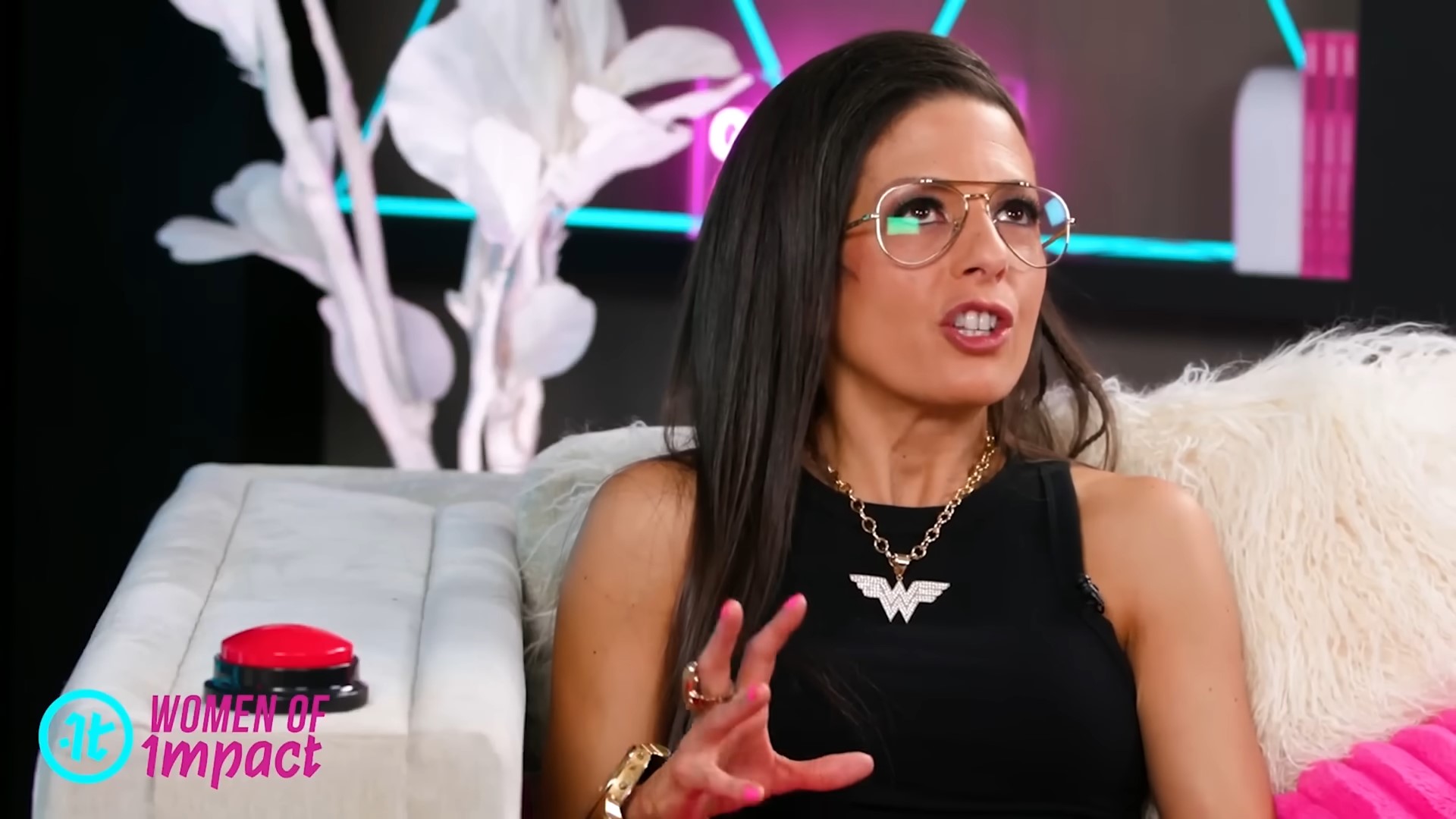 Former officer reveals what Millie Bobby Brown's body language gave away
