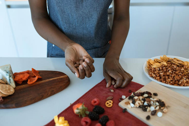 The ultimate guide to healthy one-handed snacks for busy moms