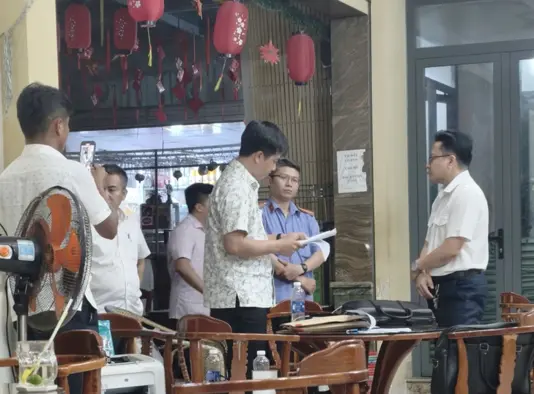 Trần Minh Trường bị cơ quan công an bắt quả tang chiếm đoạt tiền của doanh nghiệp - Ảnh: CACC