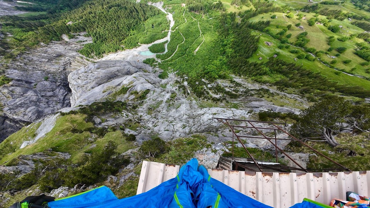 Man pushes a BASE jump beyond human limits and the pressure explodes ...