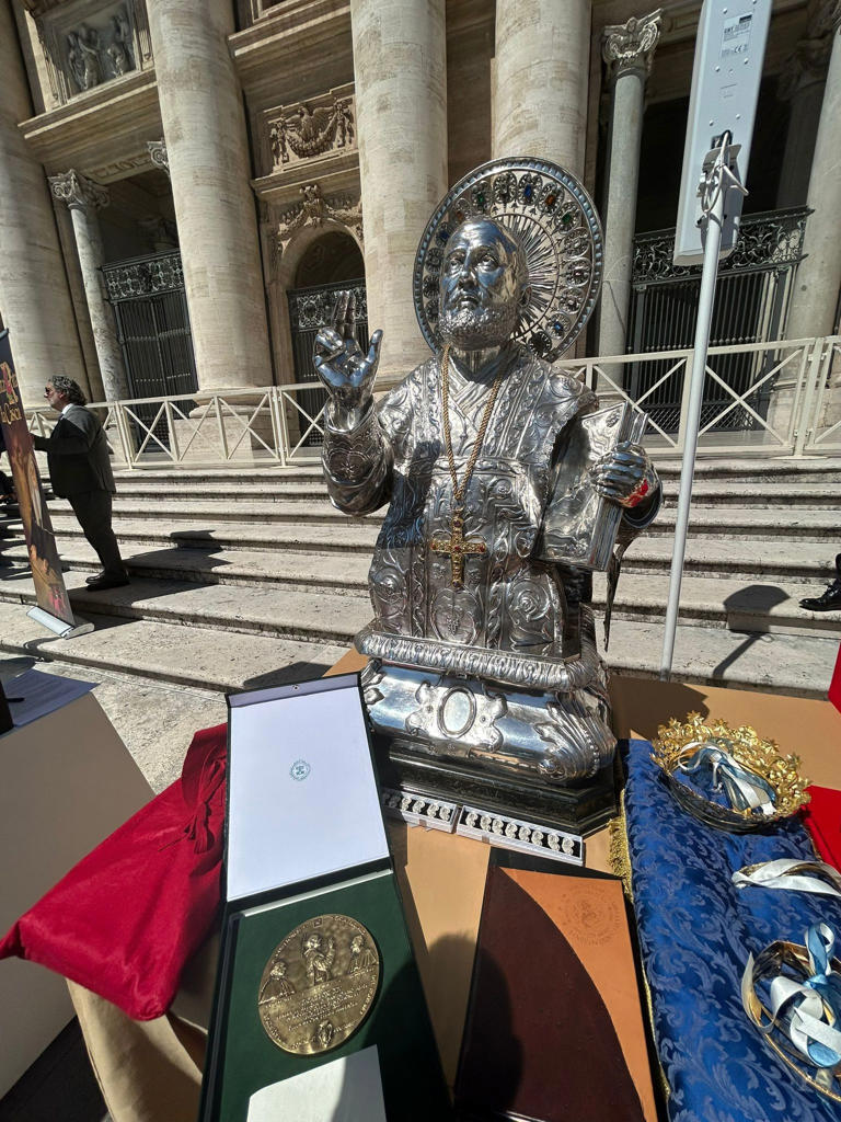 Il busto di Sant'Adamo a Roma per la benedizione del Papa