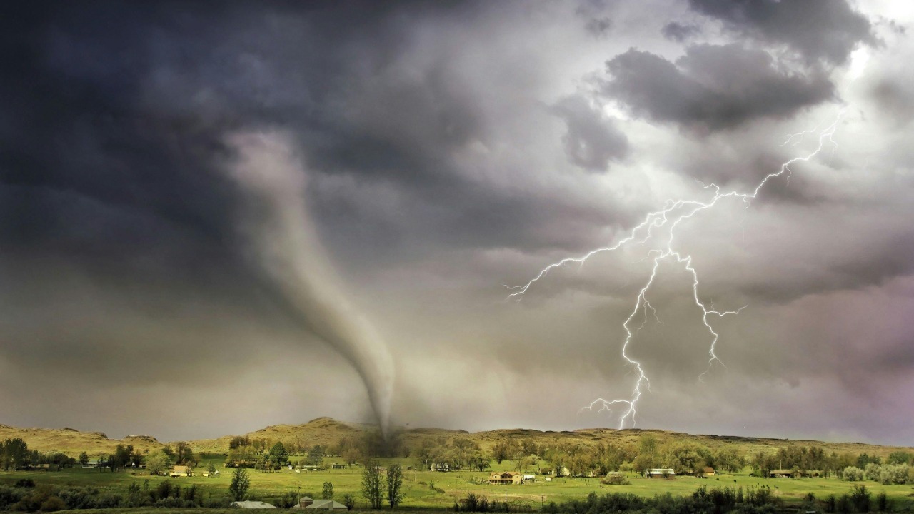 Forecasters warn tornadoes could erupt across the central Plains this ...