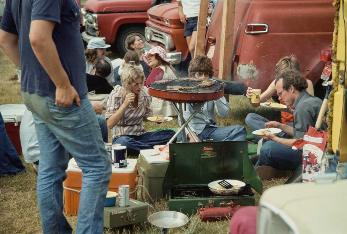 18 vintage photos of 1970s summer cookouts