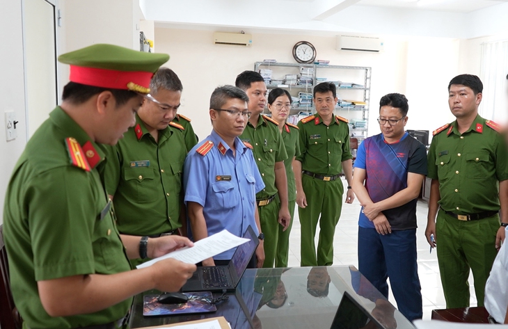 Công an khám xét nơi làm việc của Trần Minh trường - Ảnh: CACC
