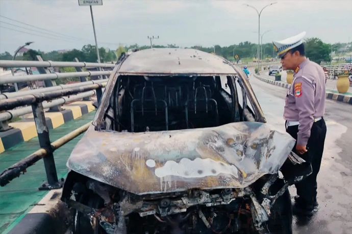 Dua motor dan mobil Ertiga hangus di Jembatan Basit Banjarmasin