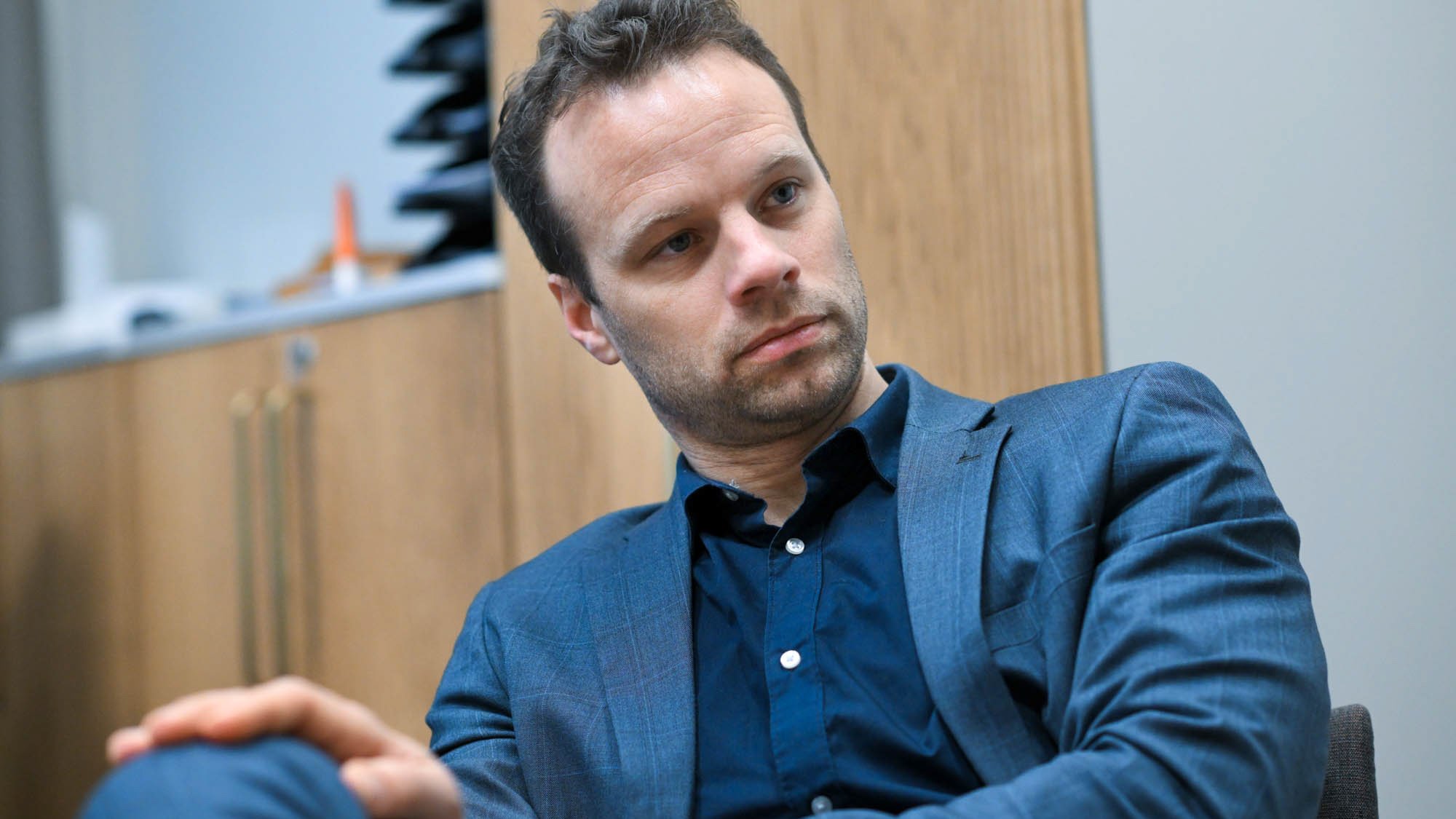 Mener Helgheim må trekke seg