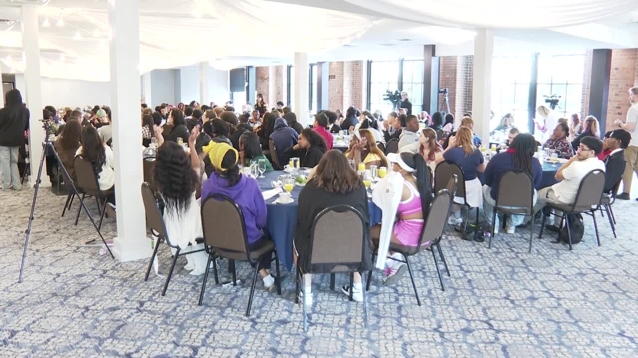 Rhodes alum gives $500 to every graduating CMSD senior