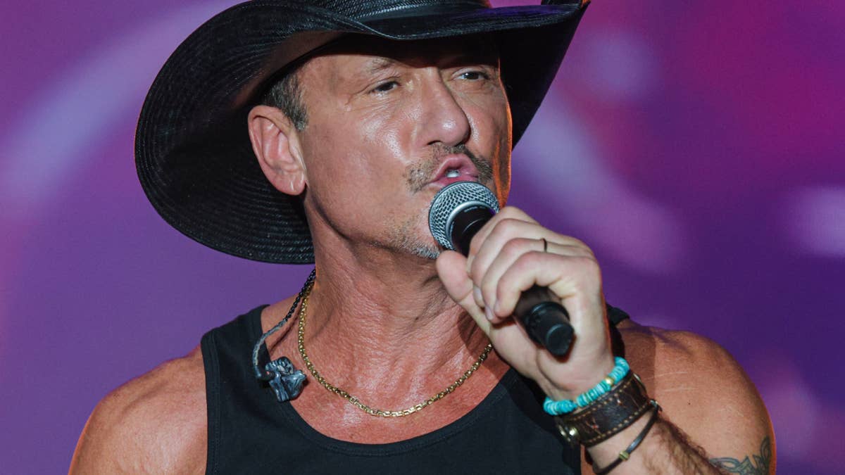 Tim McGraw, 59, shows off ripped abs in shirtless photo with brothers ...