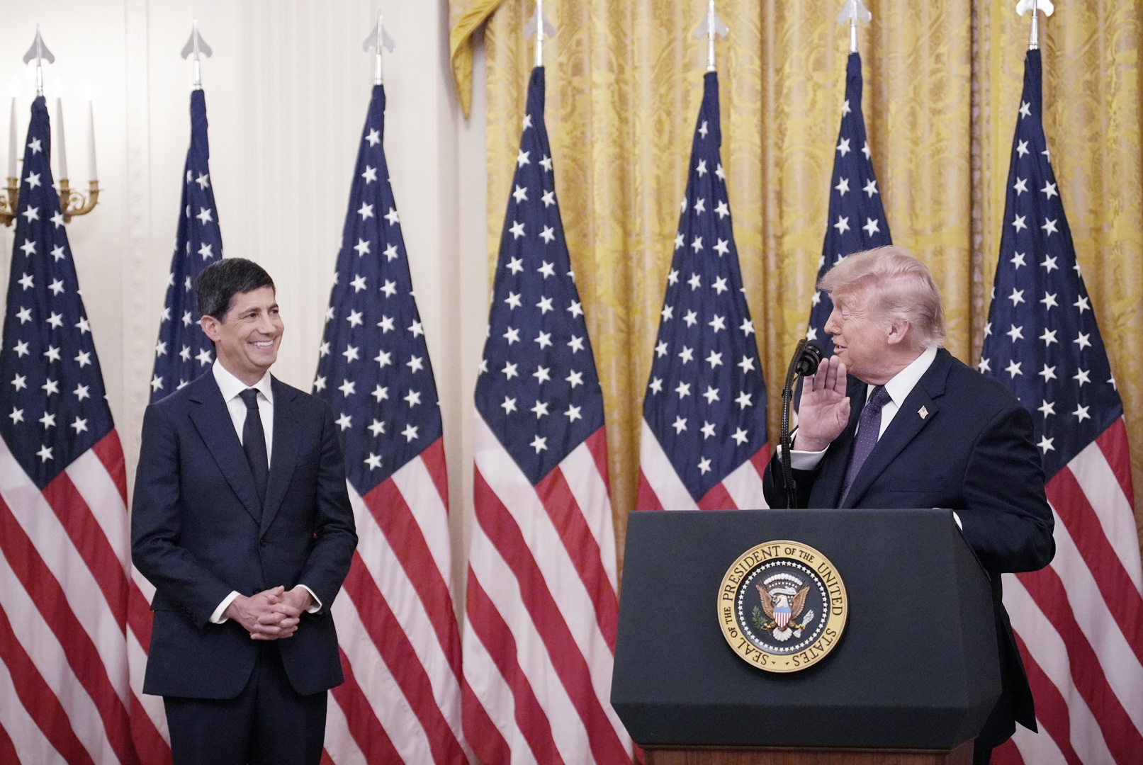 Trump preside juramento de Kevin Warsh como líder de una Fed totalmente ...