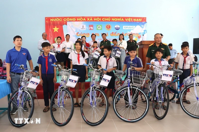 “Cùng em vui đến trường” tiếp sức học sinh khó khăn vùng biên