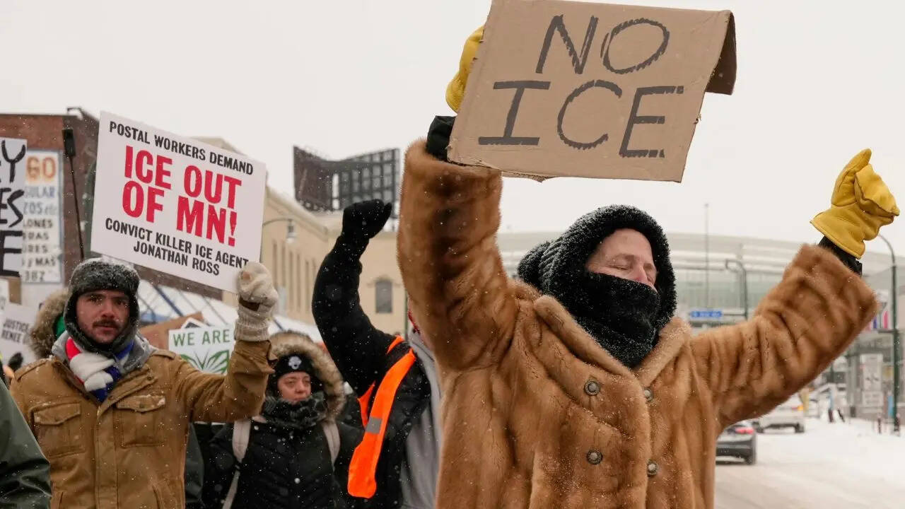 Judge dismisses charges against anti-ICE protesters in Chicago over ...