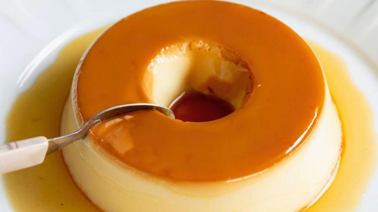 Pudim: desenformar quente ou frio? Descubra o jeito certo