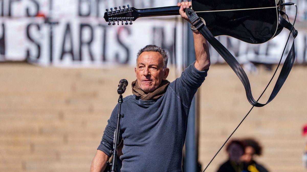 Bruce Springsteen boosts tour security after surge of death threats