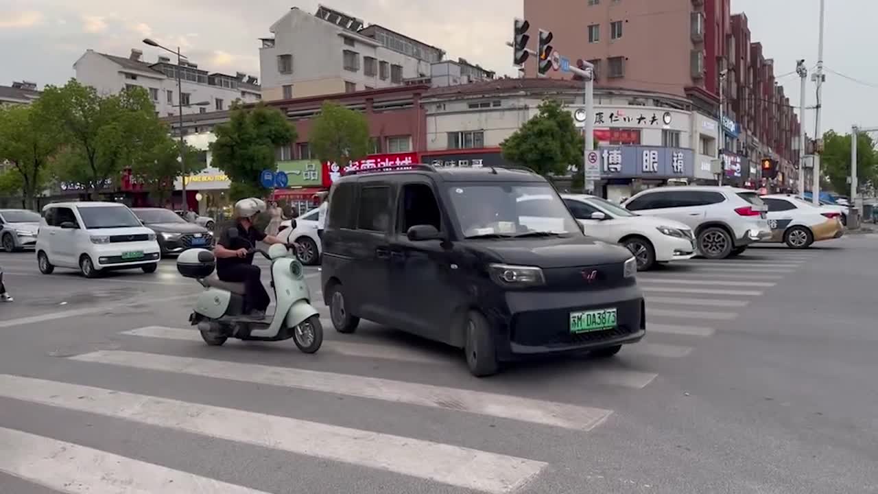 Heroic motorists join forces to save unconscious driver after rear-end ...