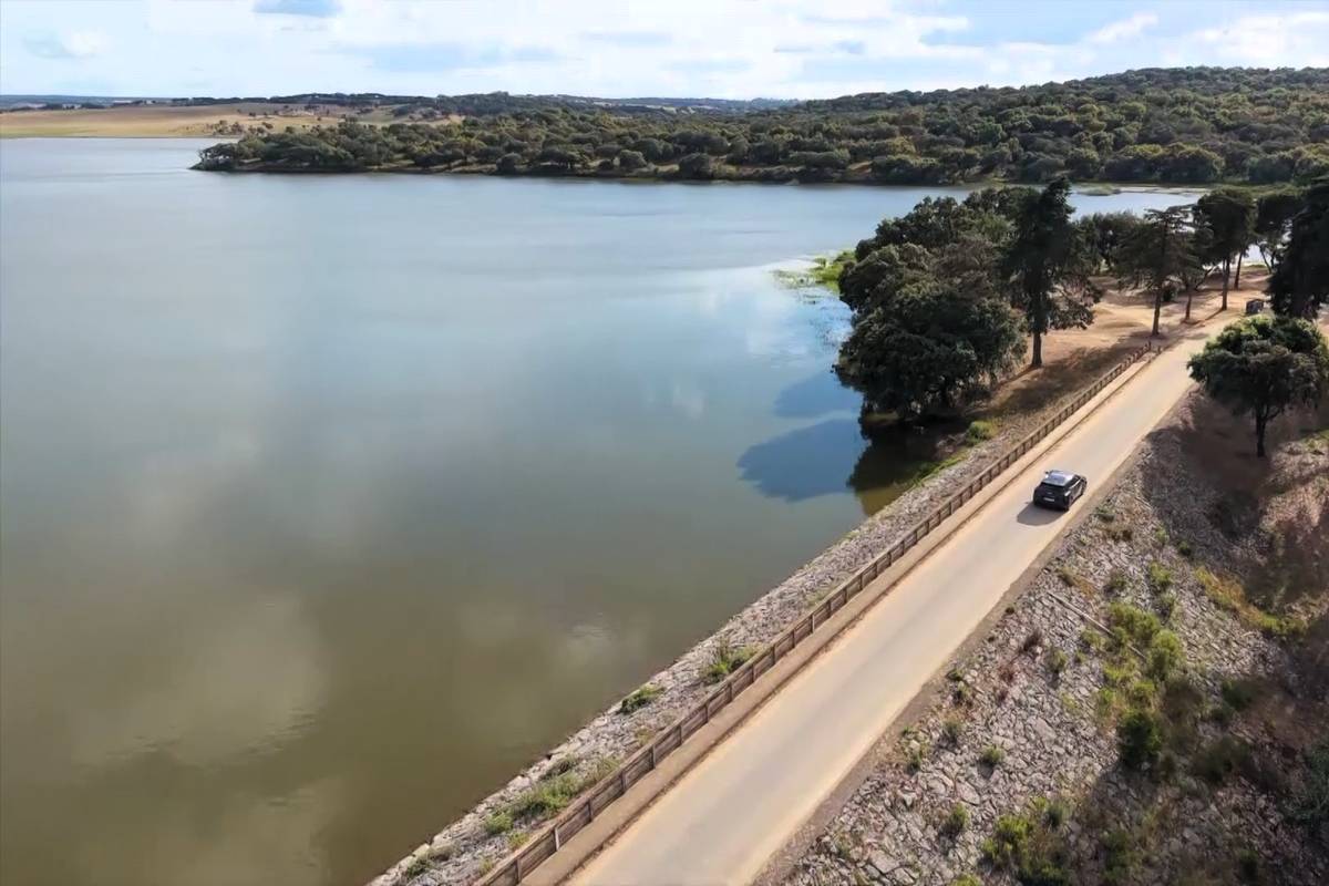 Água de prata, trilhos, menires e o silêncio absoluto do Alentejo