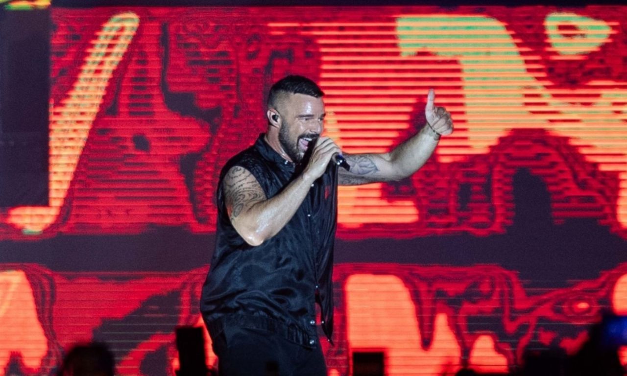 Ricky Martin es agredido con gas lacrimógeno durante concierto