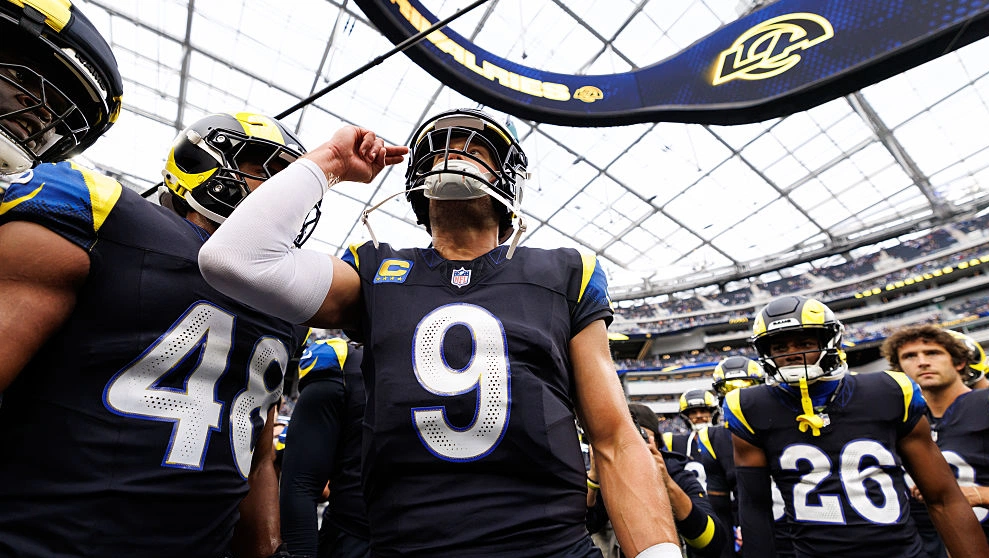 Rams extend Stafford with $55M deal despite drafting QB