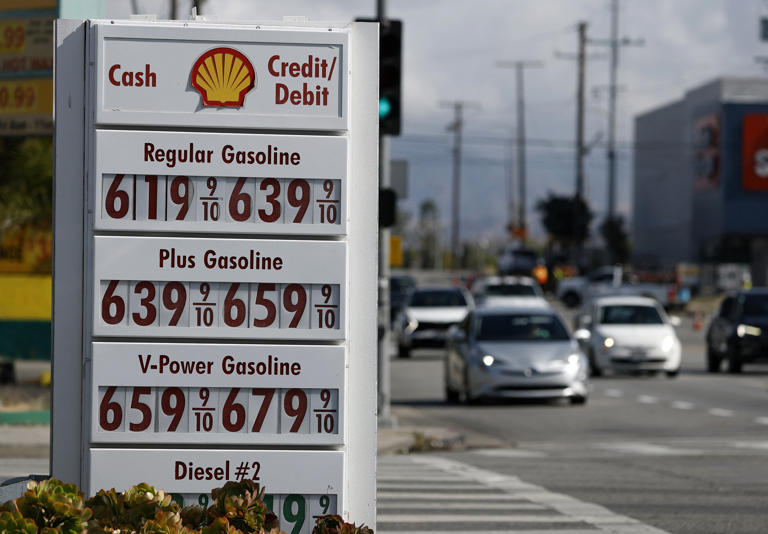 Giá các loại nhiên liệu tại một trạm xăng của Shell ở Los Angeles, bang California ngày 4/5. Ảnh: AFP