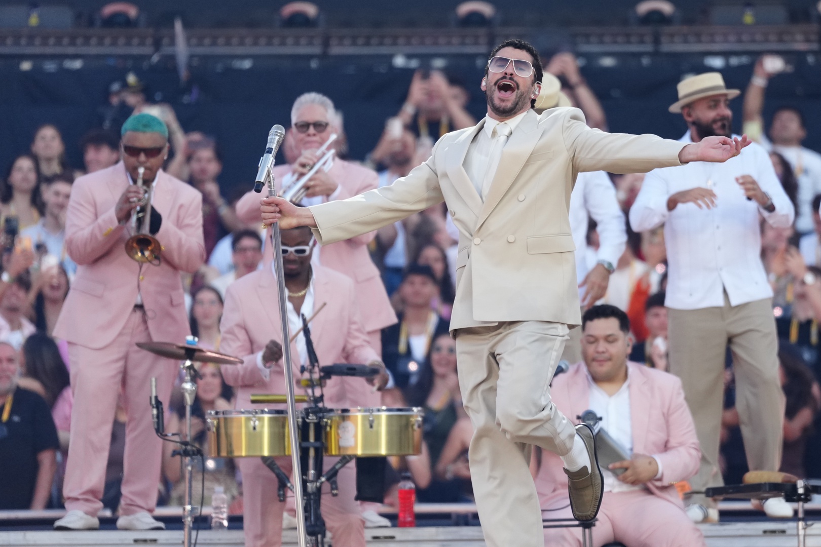 El reguetón y la salsa toman Barcelona en el desembarco de Bad Bunny en ...