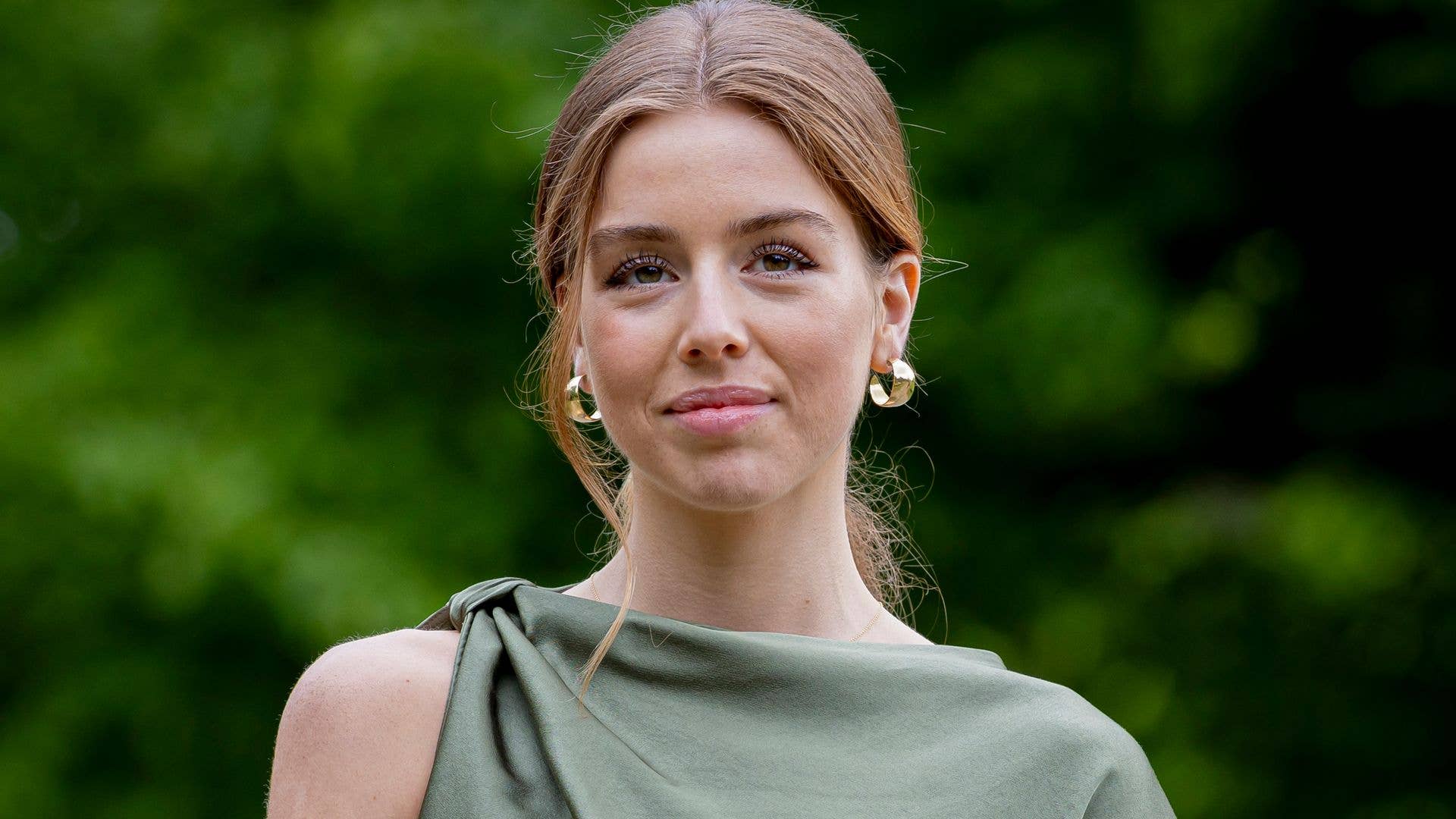 Curated visual reference: Fresh Look at Princess Alexia Steals The Show On Family Photoshoot In Leg