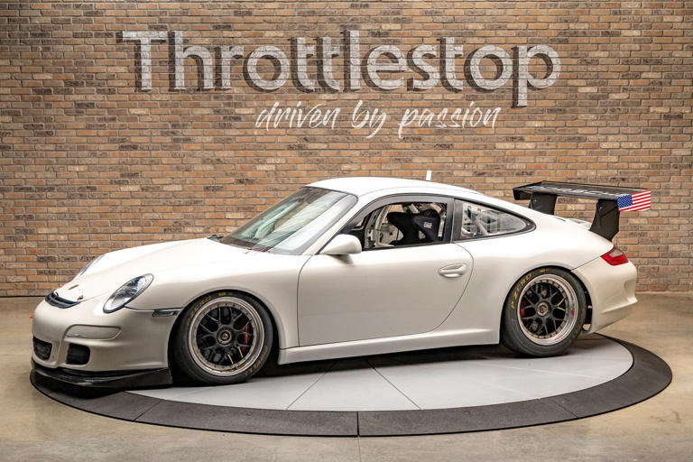 This 2009 Porsche 997.1 GT3 cup car looks every bit like a proper ...