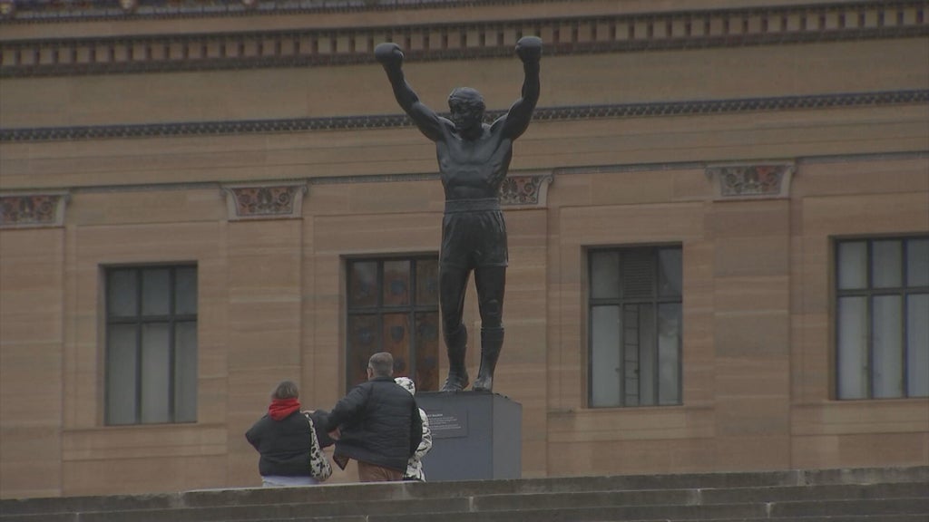 Travelers power through rainy Philadelphia weather to enjoy Memorial ...