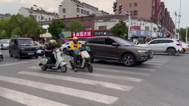 Heroic motorists join forces to save unconscious driver after rear-end ...