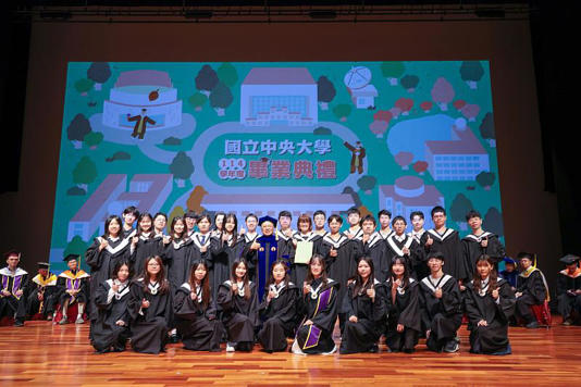 中央大學今年度大學部、碩士班和博士班共約3500位畢業生完成學業，校長蕭述三恭賀學子迎向人生新篇章。