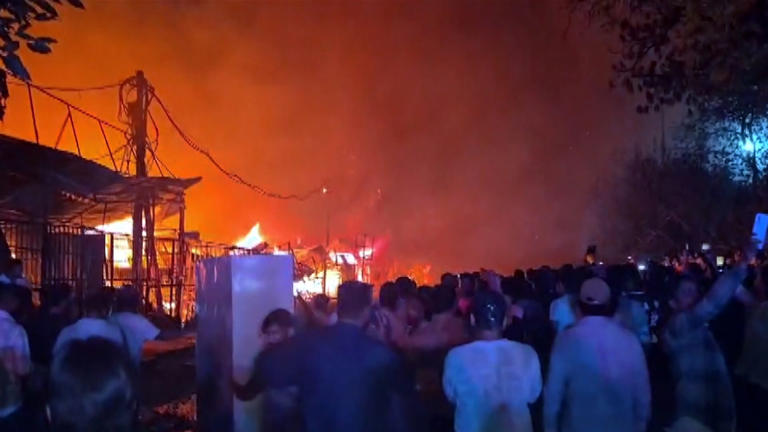 Fire breaks out in Delhi market, locals pelt stones at fire tenders ...