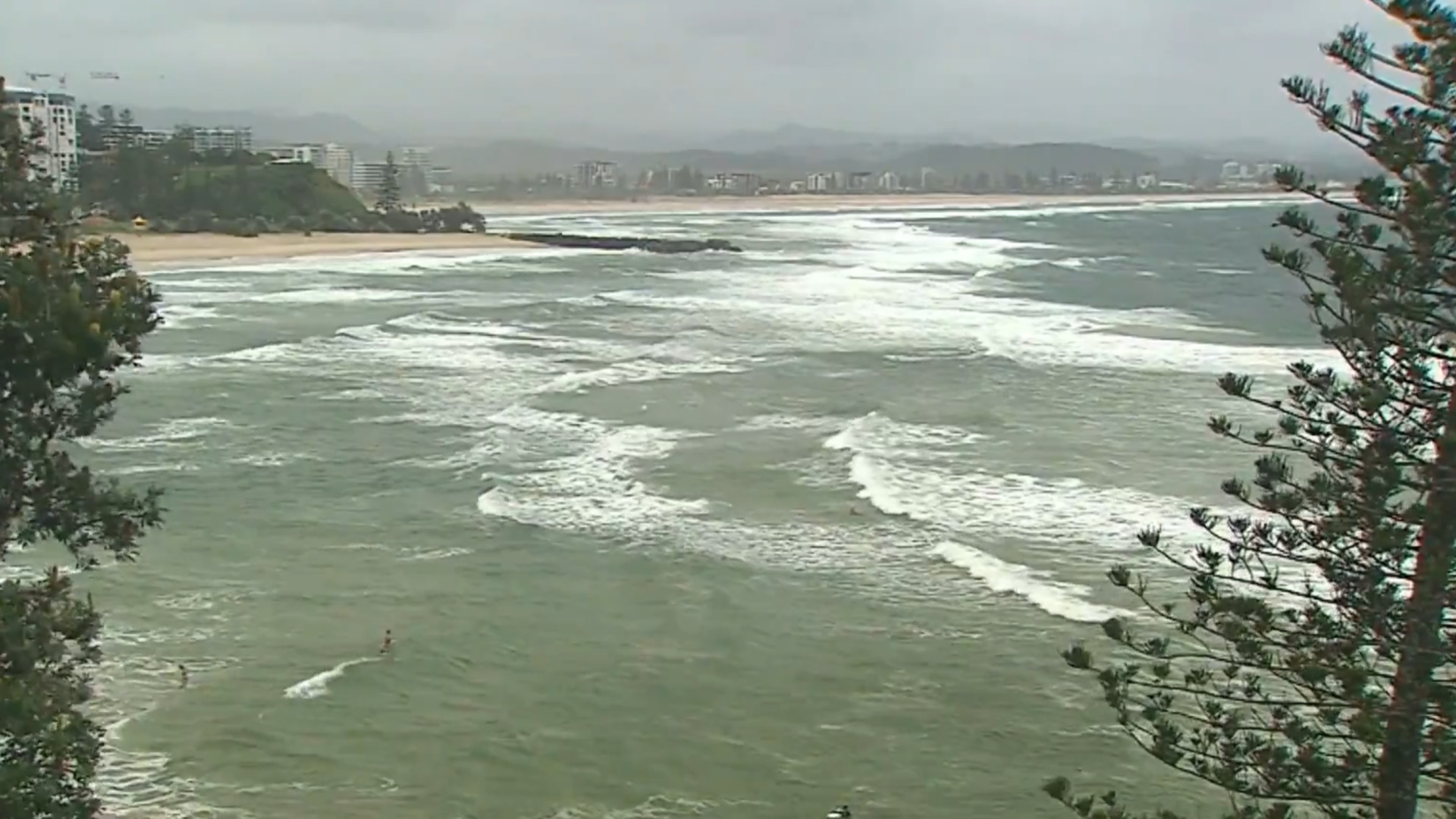 Surf warning issued for Qld and NSW beaches as four-metre waves approach