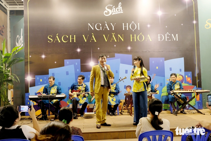Đường sách TP.HCM rộn ràng văn hóa đêm