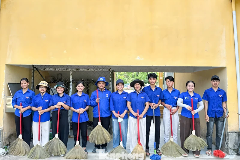 ‘Bữa cơm thanh niên’ tiếp sức sĩ tử vùng núi Đà Nẵng