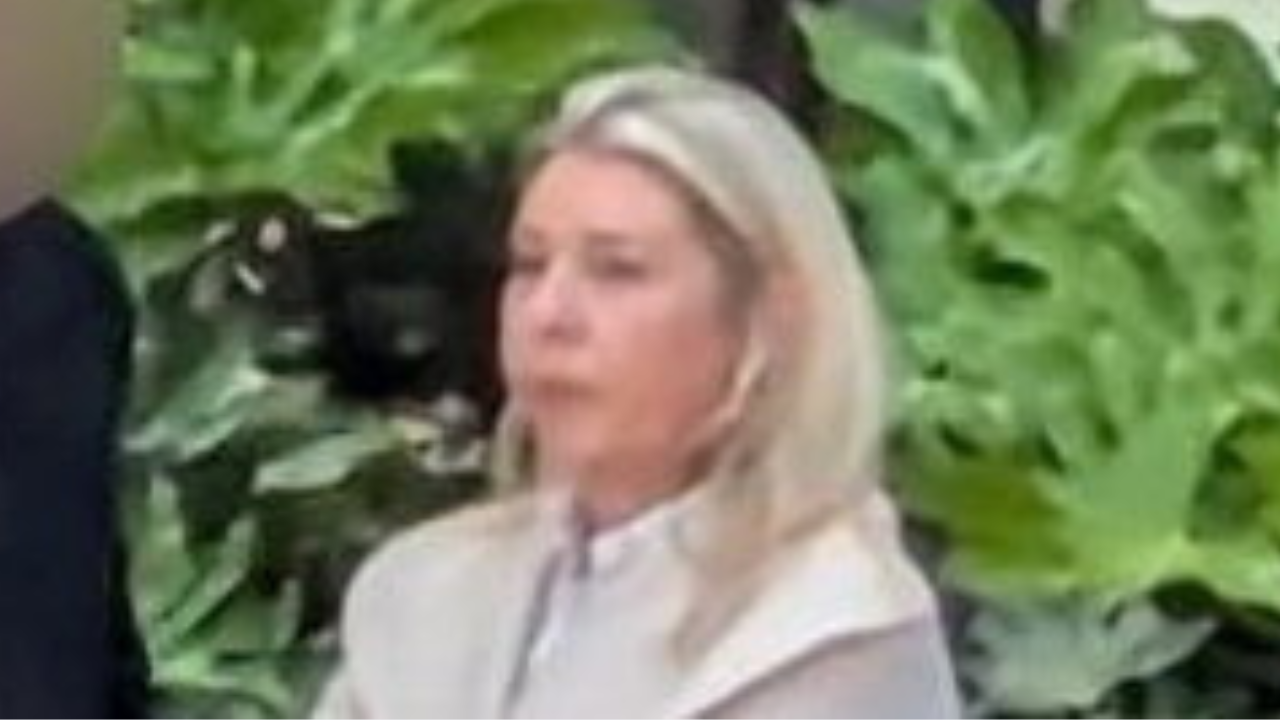 Ex-Polizistin missbraucht Befugnisse, um Ex-Mann und neue Partnerin zu ...
