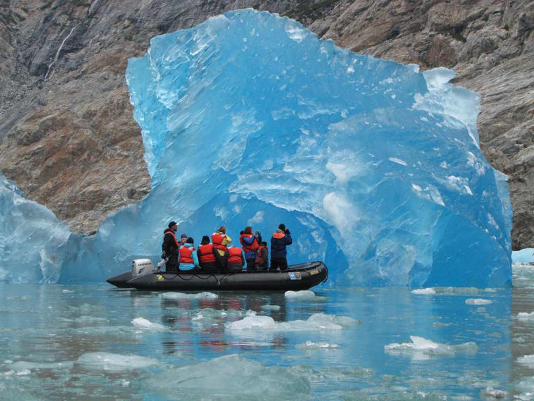 Pourquoi la couleur bleue des icebergs est-elle un indicateur de la ...