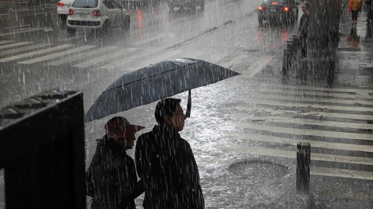 Alerta por un frente frío: llegan 72 horas de lluvias, fuertes ráfagas de viento y un brusco descenso de la temperatura. 