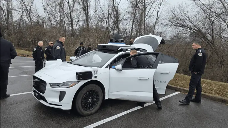 Waymo frena sus robotaxis en autopistas por fallos de seguridad ante ...